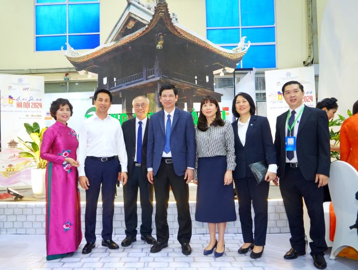 Thứ trưởng Bộ Văn hóa, Thể thao và Du lịch Hồ An Phong tham quan và chụp ảnh lưu niệm tại gian hàng